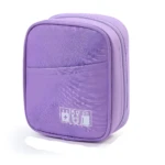 Estuche organizador morado lavanda para cables, cargadores y baterías, textura con relieve, cierre de cremallera y bolsillo frontal.
