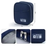 Estuche organizador de cables azul marino, 16x13x6cm, con cremallera doble y símbolo de accesorios electrónicos.