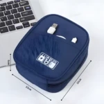 Organizador de cables azul marino, compacto, dimensiones 16x13x6 cm, mostrando cables USB entrando en bolsillo frontal.