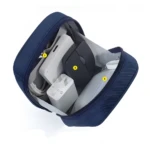 Organizador de accesorios electrónico azul marino abierto, mostrando una batería externa, un mouse gris oscuro y un cargador blanco dentro.