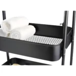 Carro organizador de cocina negro de 3 niveles con toallas enrolladas en el nivel superior.