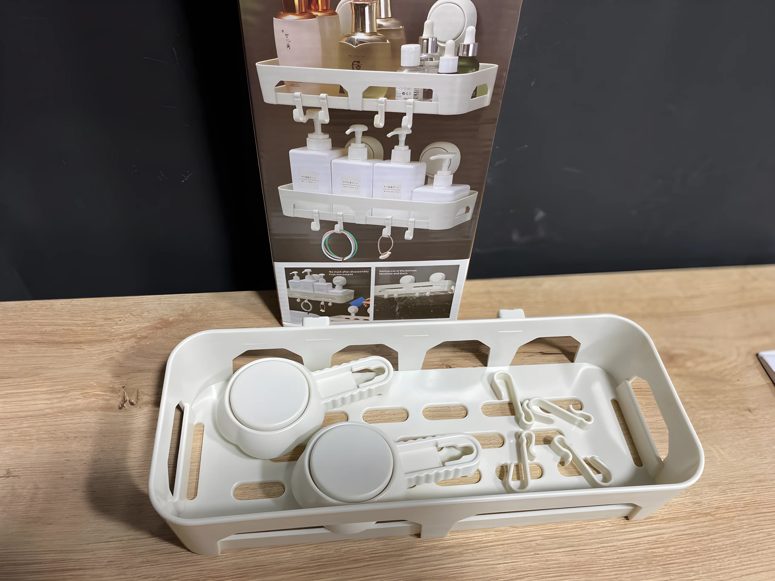 Estante organizador blanco de ducha con soportes y clips para accesorios de baño.