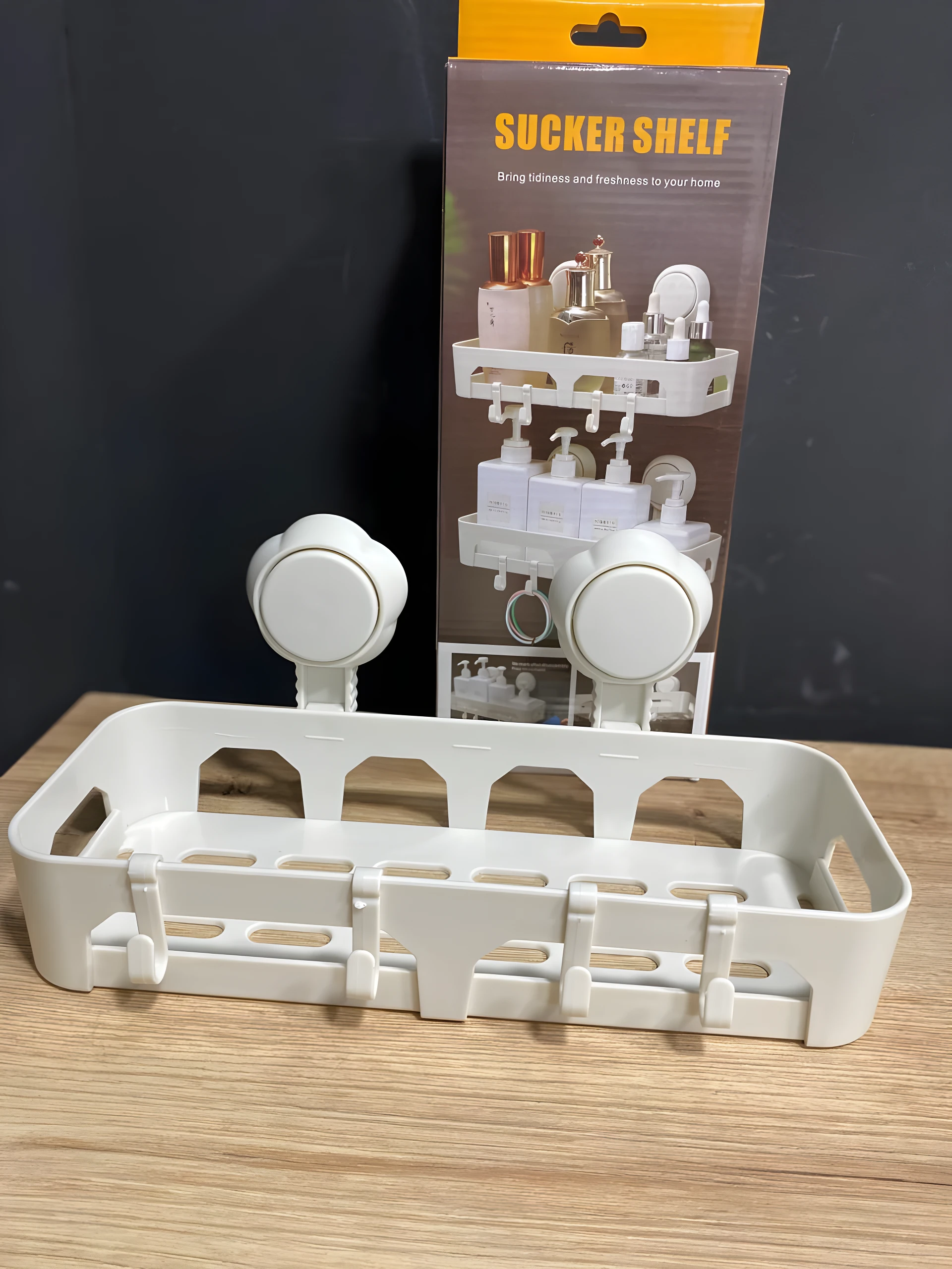 Estante organizador blanco para ducha, de plástico resistente con ventosas, ideal para organizar accesorios.