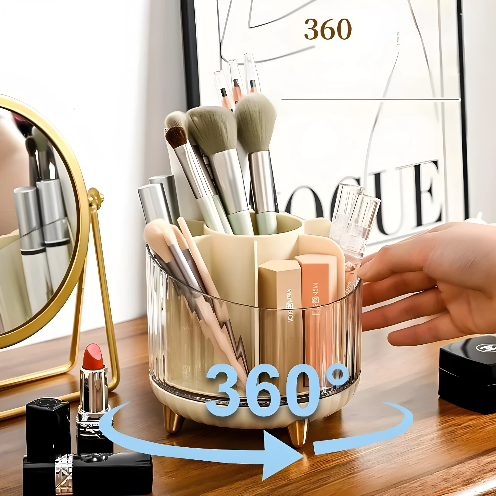 Organizador giratorio 360° de maquillaje acrílico ámbar con compartimentos, guarda brochas y labiales junto a espejo dorado.