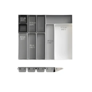 Organizador de cubiertos gris modular con compartimentos y medidas visibles.