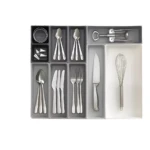 Organizador de cubiertos de cocina, con cucharas, tenedores, cuchillos, batidor y sacacorchos.