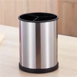 Organizador cilíndrico de acero inoxidable con divisiones negras para utensilios de cocina.
