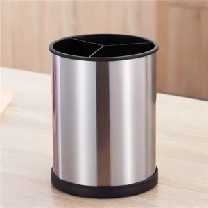 Organizador cilíndrico de acero inoxidable con divisiones negras para utensilios de cocina.
