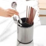 Organizador de cubiertos de acero inoxidable con compartimentos, sostiene cucharas, tenedores y palillos.