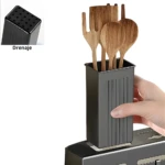 Organizador de cocina gris oscuro con ranuras verticales y base de drenaje, mostrando utensilios de madera.