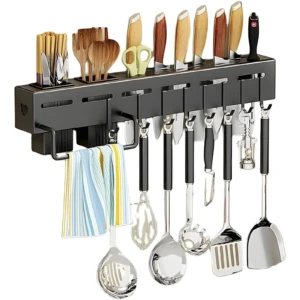 Organizador de pared negro para cuchillos, utensilios y toallas de cocina.