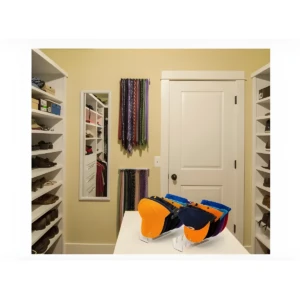 Organizador acrílico transparente exhibe 7 gorras de colores, ideal para armarios y closets, conservando su forma.