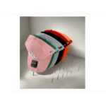 Organizador acrílico transparente para 7 gorras, exhibe gorras rosas, verdes, grises, negras, rojas y naranjas.