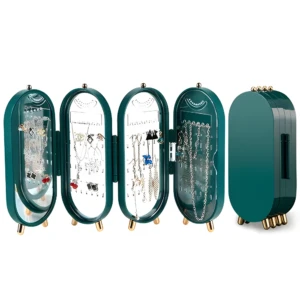 Organizador de joyas verde plegable con espejo, exhibe collares y aretes en sus compartimentos transparentes.