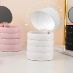 Organizador de joyas giratorio blanco con espejo abatible, ideal para tocador.