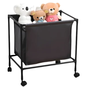 Cesta organizadora negra con ruedas, llena de peluches de ositos y koala. Ideal para juguetes y ropa.