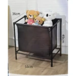 Cesta organizadora de tela negra para juguetes con osos de peluche dentro. Mide 53cm de largo x 49cm de alto x 36cm de ancho.