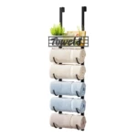 Organizador negro para colgar en puerta con 5 toallas enrolladas y cesta superior con decoración y letrero "Towels".