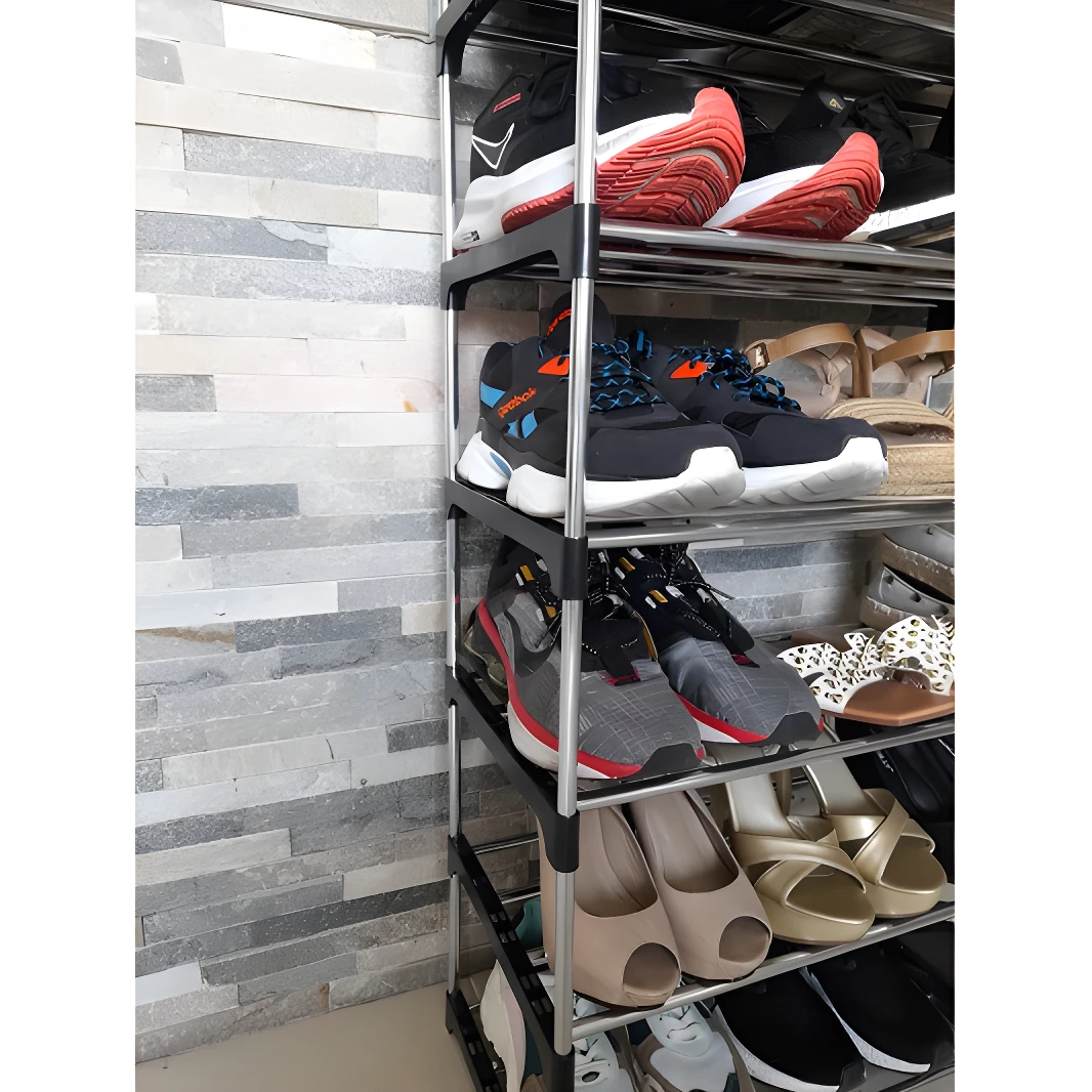 Zapatero vertical negro con 9 niveles, exhibiendo tenis, sandalias y zapatos de vestir, ideal para organizar clósets.
