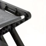 Estantería de zapatos negra con textura gris, detallada en aluminio, para organización.