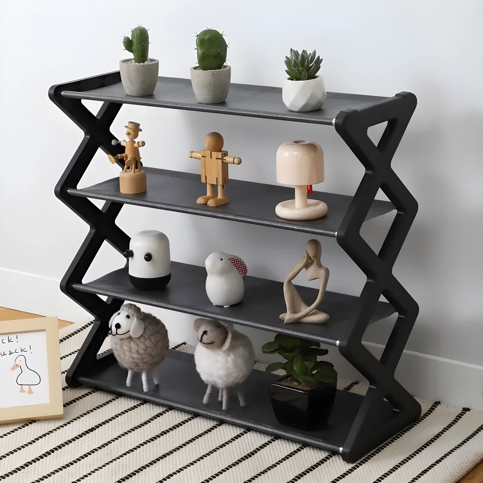 Estantería negra de 4 niveles con diseños geométricos, decorada con plantas, figuras y adornos para organizar zapatos.