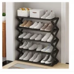 Organizador de zapatos negro de 5 niveles con diseño en X, exhibe varios pares de zapatillas y botines blancos y grises.