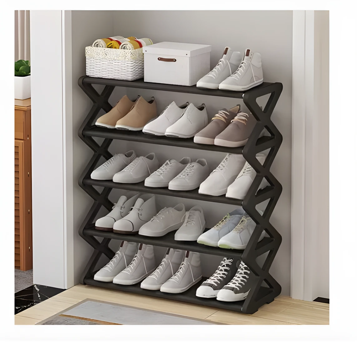 Organizador de zapatos negro de 5 niveles con diseño en X, exhibe varios pares de zapatillas y botines blancos y grises.