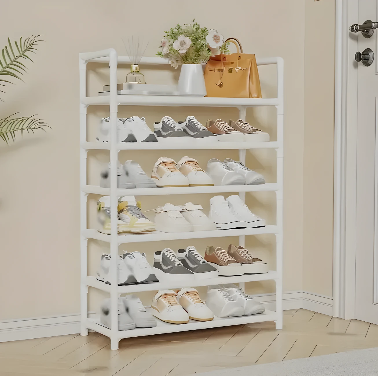 Zapatero vertical blanco de 6 niveles con varios pares de zapatillas deportivas y zapatillas de moda.