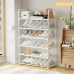 Zapatero blanco de 6 niveles con diversos calzados: tenis, botines y sandalias.