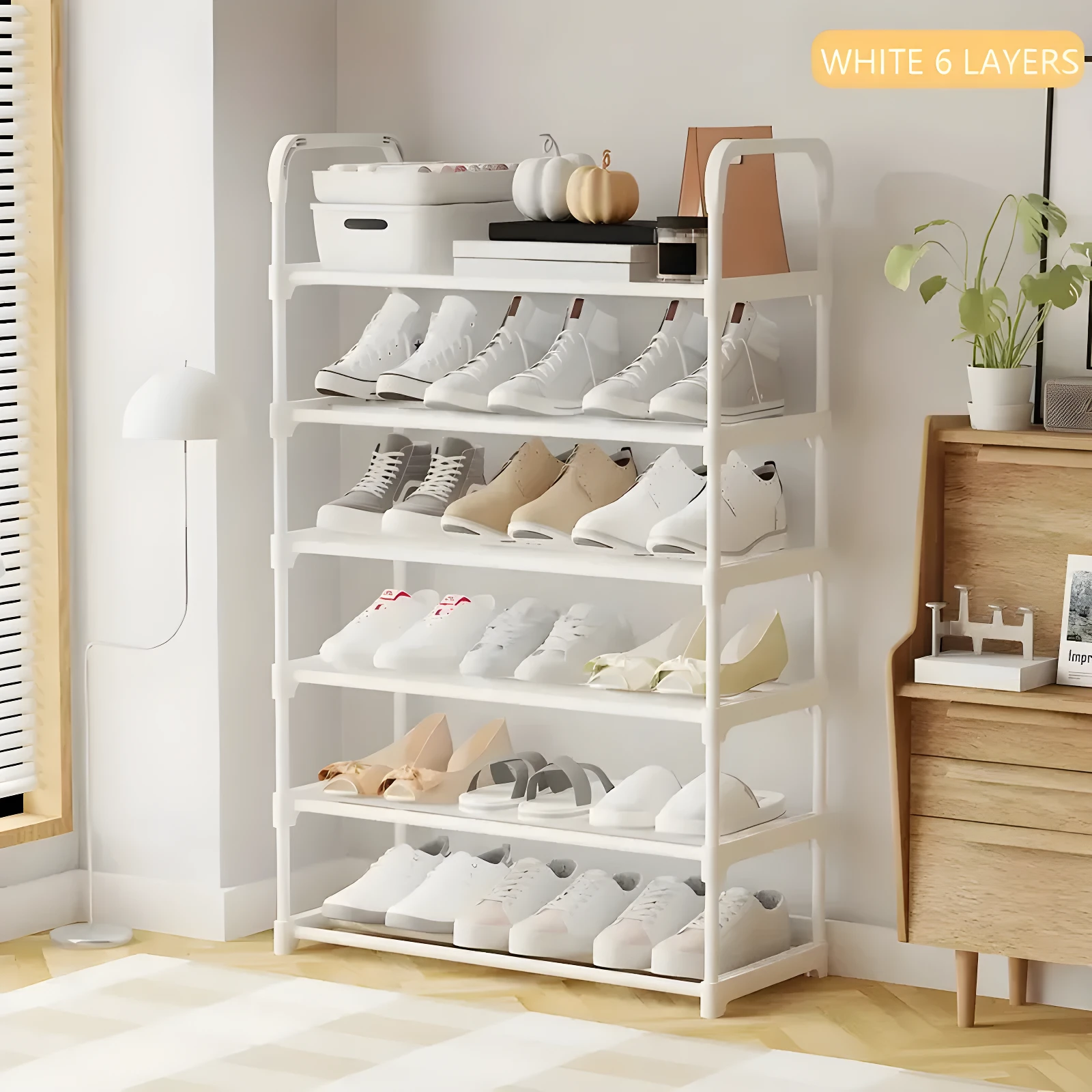 Zapatero blanco de 6 niveles con diversos calzados: tenis, botines y sandalias.