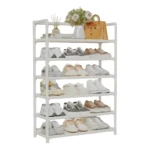 Zapatero vertical blanco de 6 niveles con tenis y accesorios, ideal para organizar calzado en espacios reducidos.