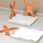 Organizadores de zapatos blancos con soportes naranjas en forma de X, vista de perspectiva.