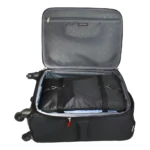 Organizador de equipaje de viaje colgante negro, abierto, con interior detallado y correas de sujeción.