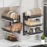 Organizador de loza colgante de metal negro con platos, vasos y tabla de cortar.