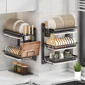 Organizador de loza colgante de metal negro con platos, vasos y tabla de cortar.