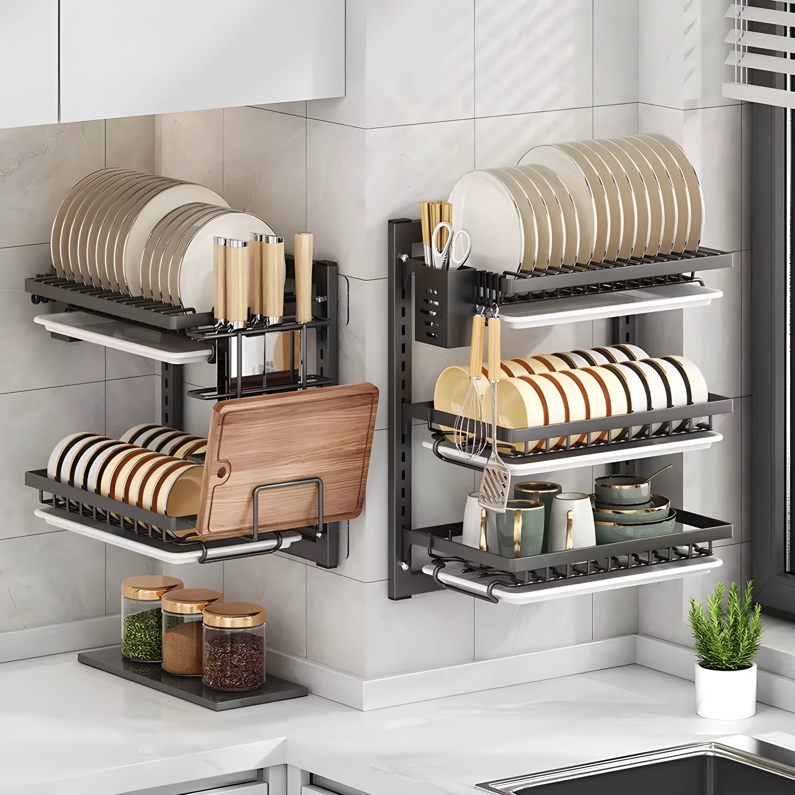 Organizador de loza colgante de metal negro con platos, vasos y tabla de cortar.