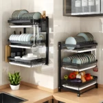 Escurridor de loza colgante negro de 3 niveles con platos, vasos y utensilios, ideal para cocina.