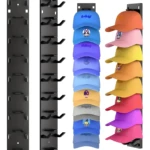 Organizador vertical de pared negro con ganchos para 10 gorras, exhibe colección de sombreros.