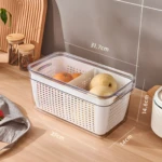 Organizador de cocina blanco para frutas con canasta escurridora. Mide 31.7x27x14.6cm. Contiene cítricos y peras sobre encimera.