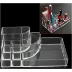 Organizador acrílico transparente para cosméticos con 12 compartimentos pequeños y bandeja inferior plana.