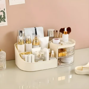 Organizador de cosméticos beige tipo O en tocador con botellas, brochas, labiales y cajones transparentes.