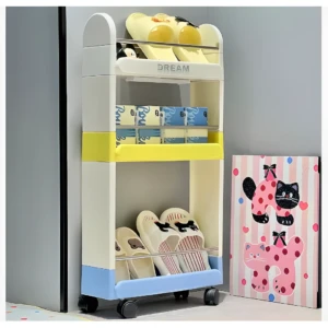 Organizador móvil de 4 niveles color blanco, amarillo y azul, con zapatillas y cajas en exhibición.