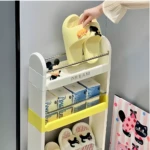 Organizador móvil amarillo con carritos de patines y figuras de ratón.