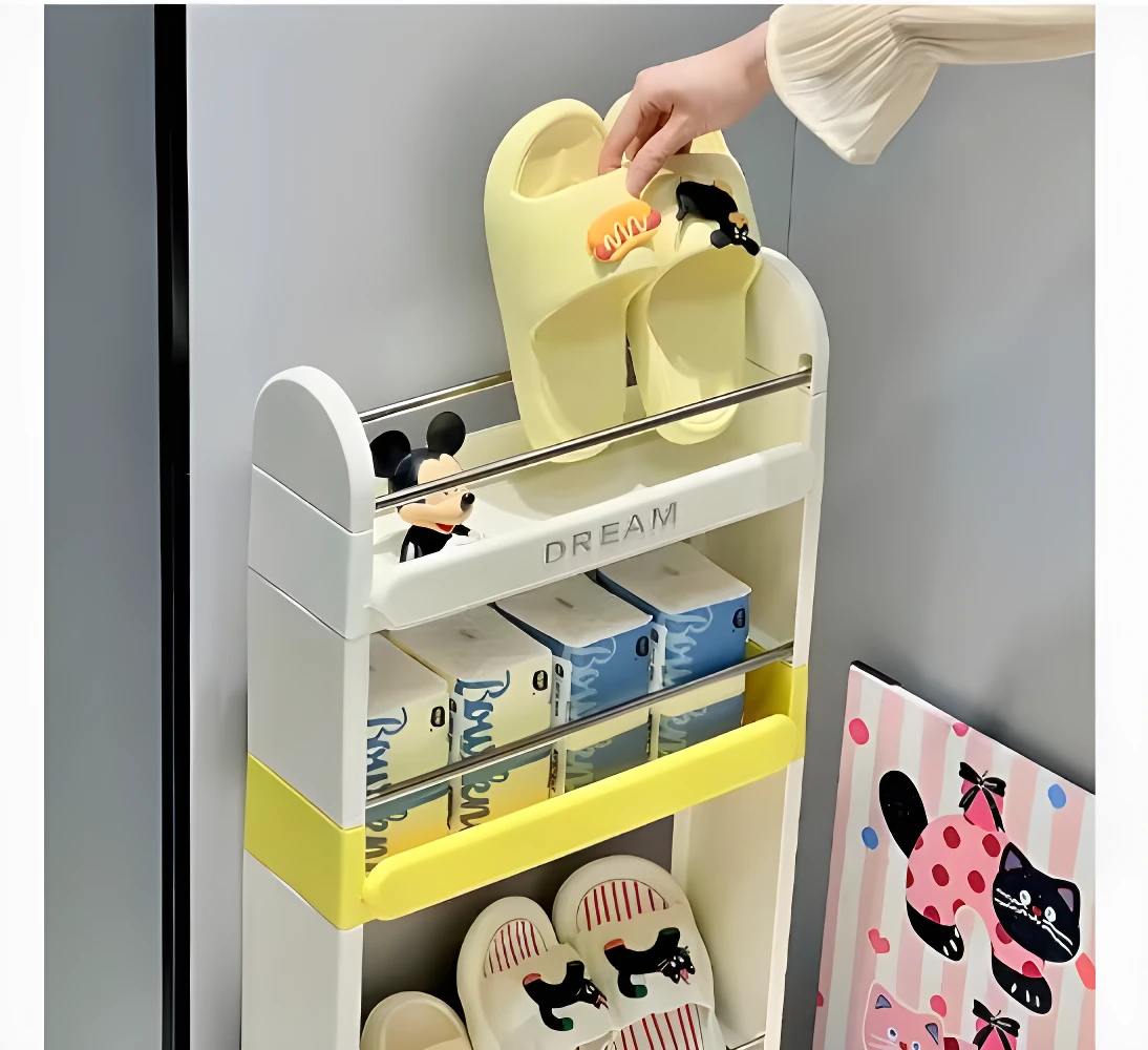 Organizador móvil amarillo con carritos de patines y figuras de ratón.