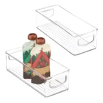 Dos organizadores acrílicos transparentes apilables con asas, uno con dos envases de comida para bebé.