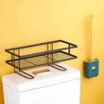 Estante metálico negro para tanque de inodoro con dos niveles, ideal para organizar baño.