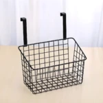 Organizador colgante de alambre negro para gabinete, con ganchos, ideal para maximizar espacio.