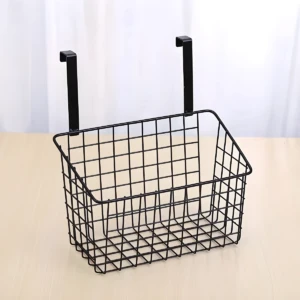 Organizador colgante de alambre negro para gabinete, con ganchos, ideal para maximizar espacio.