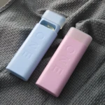 Set x2 organizadores de pastillas de viaje, uno azul y otro rosa, con la palabra "ONE" grabada.