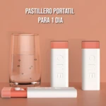 Organizador de pastillas portátil para 1 día, con dos estuches blancos y naranjas y un vaso de agua.